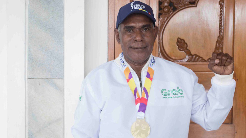 Abdul Rojak menjadi torch bearer dalam torch relay Asian Games 2018 di Banjarmasin.