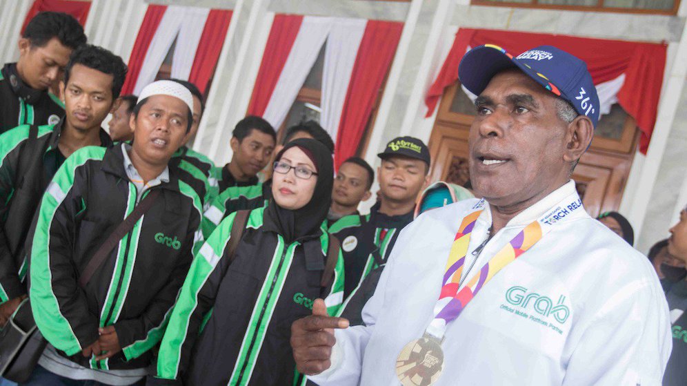 Abdul Rojak menjadi torch bearer dalam torch relay Asian Games 2018 di Banjarmasin.