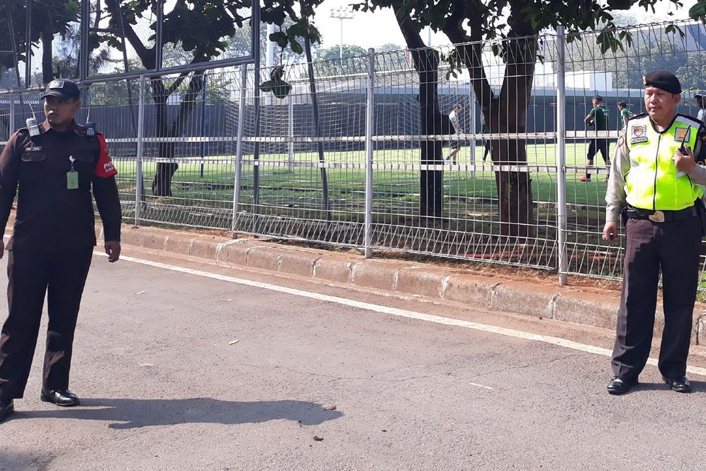 Pihak Kepolisian dan Personel Keamanan GBK menjaga sesi latihan Timnas Indonesia U-23