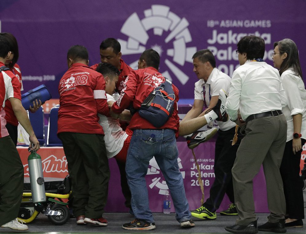 Anthony Sinisuka Ginting harus ditandu keluar oleh Tim Medis untuk mengobati cederanya