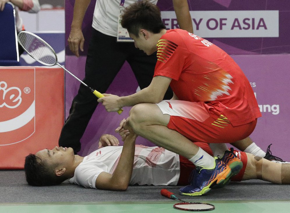 Shi Yuqi Memberikan rasa simpati dan menyemangati Anthony yang terkapar