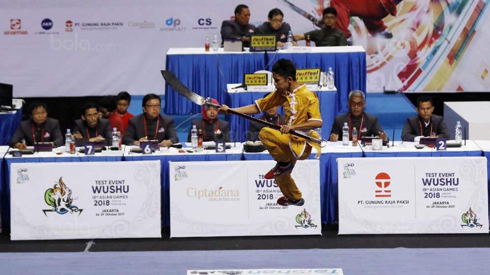 Atlet Wushu beraksi pada Kejuaraan Nasional Wushu di Sport Mall Britama Arena Kelapa Gading, Jakarta. (c) Bola.com/M Iqbal Ichsan