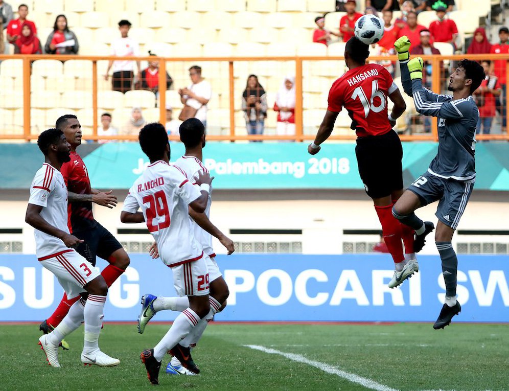 Hansamu Yama duel udara dengan kiper UEA di babak 16 besar sepakbola Asian Games. (Antara)
