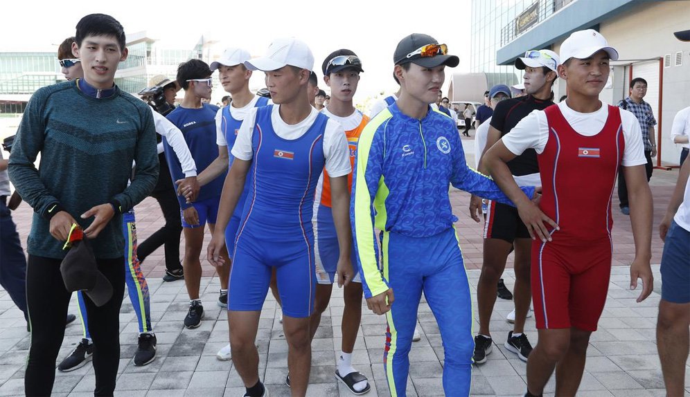 Keakraban atlet Korea Selatan dan Korean Utara di sesi latihan bersama di Tangeum Lake International Rowing Center, Chungju, Korea Selatan, Selasa (31/7).