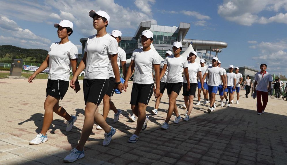 Atlet Korea Selatan dan Korea Utara menjalani latihan bersama jelang Asian Games 2018 di Tangeum Lake International Rowing Center, Chungju, Korea Selatan, Selasa (31/7).