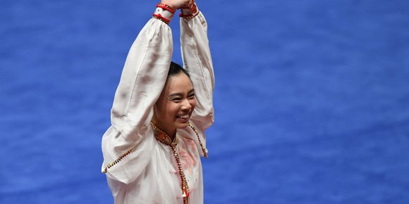 Senyum Lindswell Kwok.