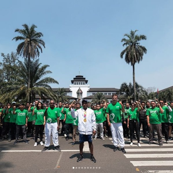 Torch relay Asian Games 2018 di depan Gedung Sate Bandung.