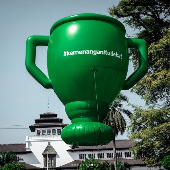 Balon #KemenanganItuDekat di depan Gedung Sate