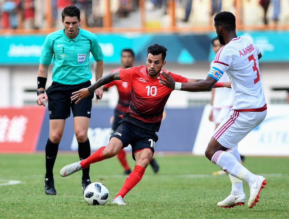 Stefano Lilipaly mencoba lewati hadangan pemain UEA. 