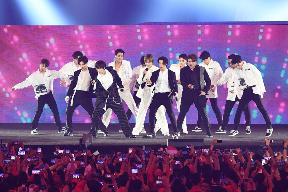 Super Junior tampil di Closing Ceremony Asian Games 2018. (c) AFP