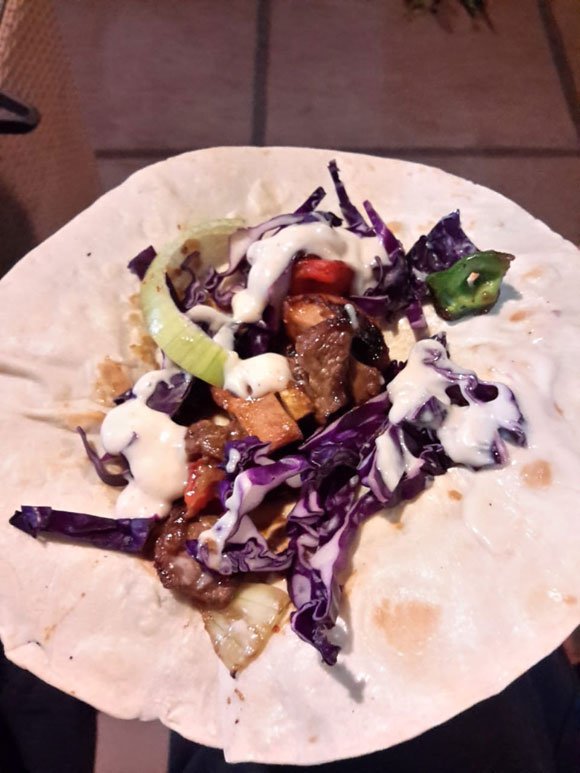 Salah satu variasi bakar-bakar Bolanet, yaitu daging bungkus Tortilla (c) Bola.net