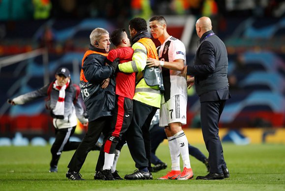 Cristiano Ronaldo tampak berbicara dengan pitch invader. (c) AP Photo