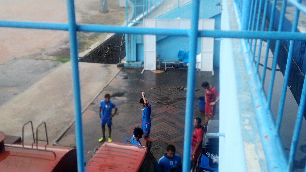 Pemain Arema Berteduh Saat Hujan Mengguyur sesi latihan mereka di Stadion Kanjuruhan (c) Dendy Gandakusumah