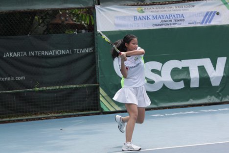 Salah satu aksi dari atlet tenis di Bank Mayapada Junior National Championship II. (c) JITA