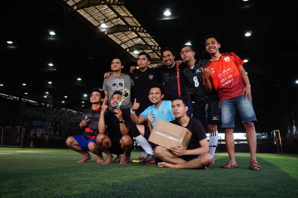 Tim Produk dengan trofi juara. (c) bola.net