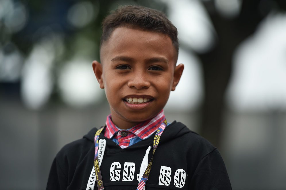 Valdy, penggemar cilik MotoGP yang viral usai menirukan gaya komentator legendaris, Nick Harris. (c) AFP