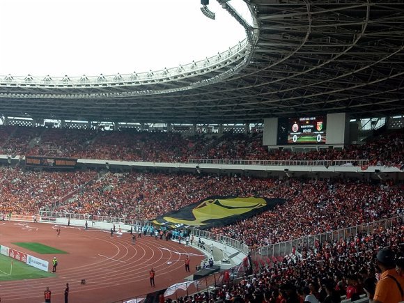 Koreografi Replika Trofi Juara oleh The Jakmania (c) Fitri Apriani