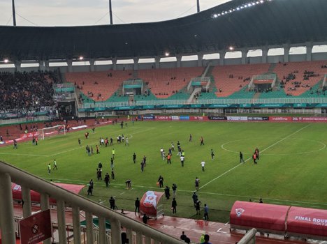 Situasi kerusuhan di pertandingan perebutan tempat ketiga antara Persita Tangerang menghadapi Kalteng Putra (c) Fitri Apriani