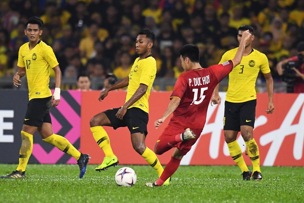 Gelandang Vietnam, Pham Duc Huy melepas tembakan ke arah gawang Malaysia di leg pertama final Piala AFF 2018.
