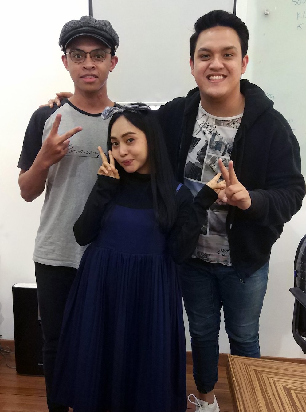 Editor Bola.net (kiri) bersama Aviwkila. (c) bola.net