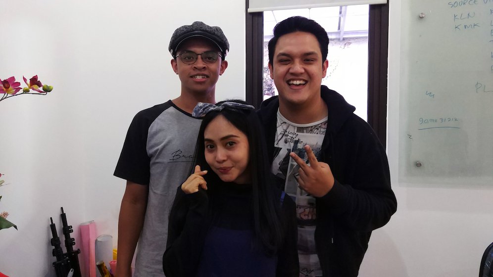 Editor Bola.net (kiri) bersama Aviwkila. (c) bola.net