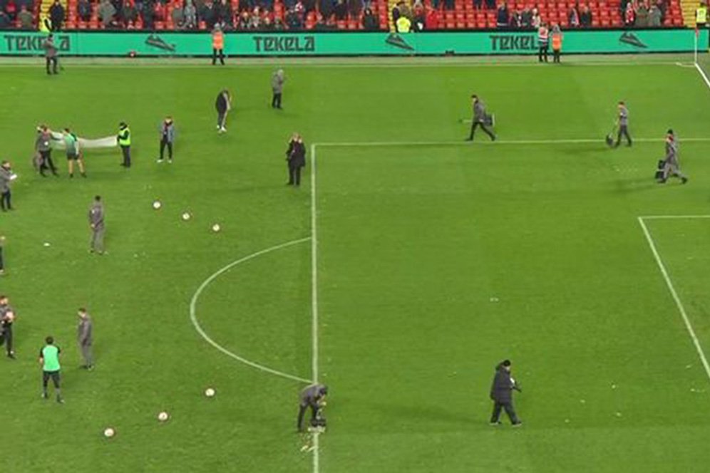 Situasi pembersihan di Stadion Anfield (Sumber: BT Sport)