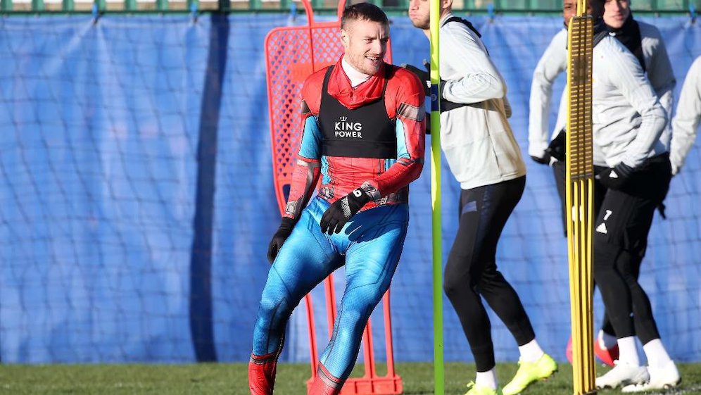 Aksi Jamie Vardy mengenakan kostum Spiderman. (c) lcfc.com