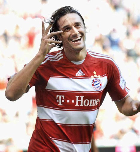 Luca Toni saat melakukan sebrasi andalannya. (c) AFP