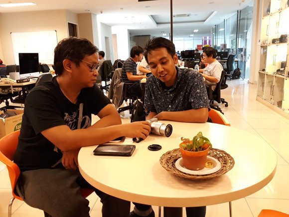 Okie Prabowo (kiri) memberikan arahan soal sinematografi kepada Asad Arifin. (c) Bola.net