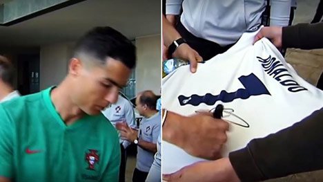 Cristiano Ronaldo memberi tanda tangan pada fans yang membawa jersey Real Madrid (c) Marca