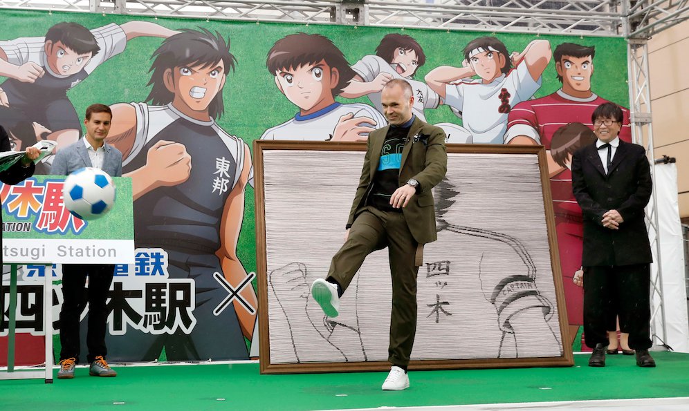 Aksi Iniesta saat pembukaan ekshibisi Captain Tsubasa di Yotsugi Station. (c) AP