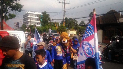 Maskot Arema, Kukuh Sanyoto berjalan kaki 28 km sebagai pemenuhan Nazarnya jika Arema FC menjuarai Piala Presiden 2019 (c) Dendy Gandakusumah