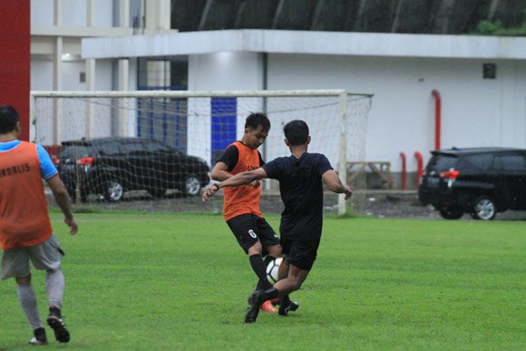 Aksi pemain JMR FC [rompi oranye] saat menghalau serangan lawan (c) Dani KW