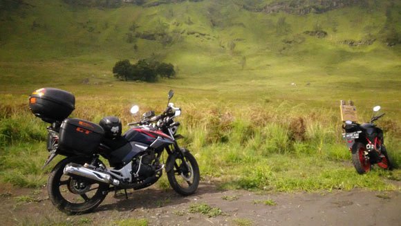 Istirahat sejenak dan mengabadikan keindahan bukit teletubbies di Bromo. (c) Dendy Gandakusumah