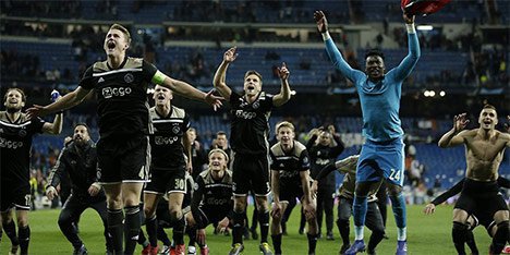 Selebrasi para pemain Ajax di Santiago Bernabeu (c) AP Photo