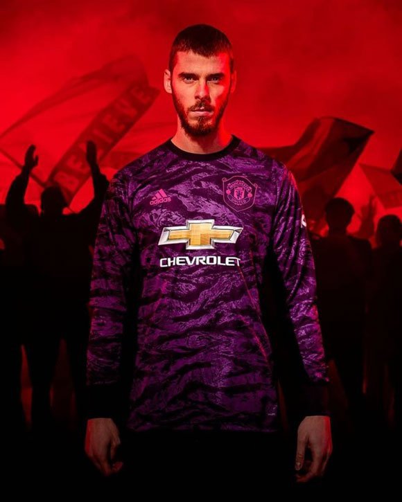 David De Gea mengenakan seragam kiper Manchester United 2019/2020 (c) Adidas