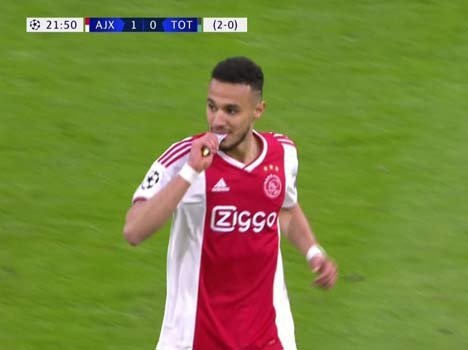 Noussair Mazraoui berbuka puasa di tengah pertandingan (c) Tangkap Layar BT Sports