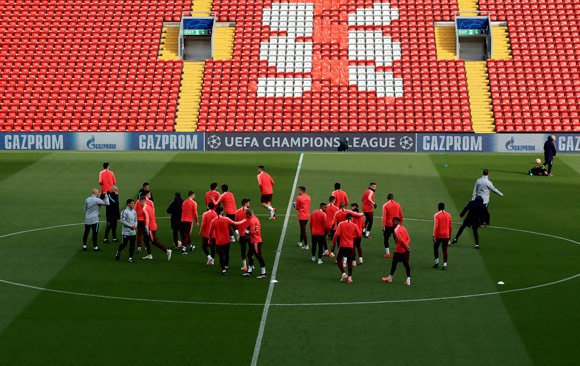 Pemain Barcelona berkumpul di tengah lapangan Anfield. (c) AP Photo