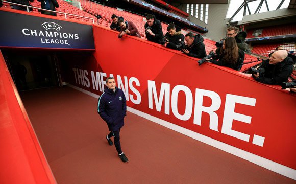 Pelatih Barca, Ernesto Valverde melewati lorong Anfield. (c) AP Photo