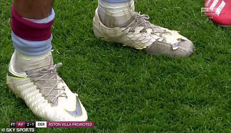 Jack Grealish dan sepatu usang miliknya (c) Sky Sports