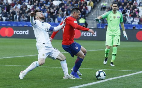 Insiden awal Lionel Messi berduel dengan Gary Medel. Mdel berusaha melindungi bola, Messi merasa kontak fisik Medel terlalu kasar. (c) AP Photo