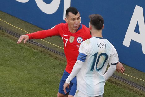 Lionel Messi kemudian mmeprotes permainan keras Medel. Tidak terima, Medel langsung naik pitam. (c) AP Photo