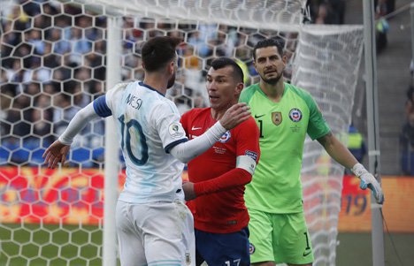 Medel mulai mendorong, Messi berusaha mempertahankan posisinya sambil mengangkat tangan. (c) AP Photo