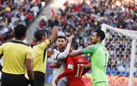 Tanpa ampun, wasit menghukum Messi dan Medel dengan kartu merah langsung. Terlihat ekspresi Messi yang terkejut dengan keputusan wasit. (c) AP Photo