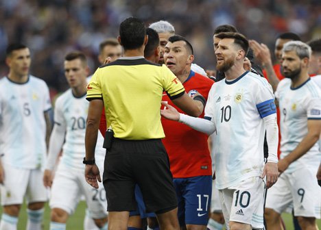 Pemain mengerubung. Messi dan Medel memprotes. Messi lebih tenang, Medel begitu berang dan berusaha mendekati wasit. (c) AP Photo