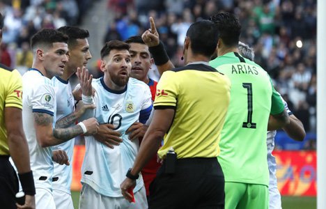 Messi masih tidak percaya dengan kartu merah, berusaha merayu wasit. Wasit sempat melihat VAR, tetapi keputusan tidak berubah. (c) AP Photo