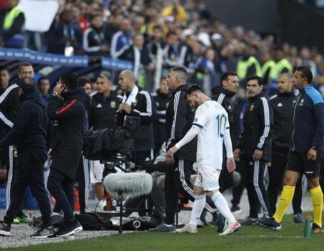 Tertunduk, Messi meninggalkan lapangan. Untungnya Argentina menang, Messi masih bisa menatap publik Argentina dengan percaya diri. (c) AP Photo