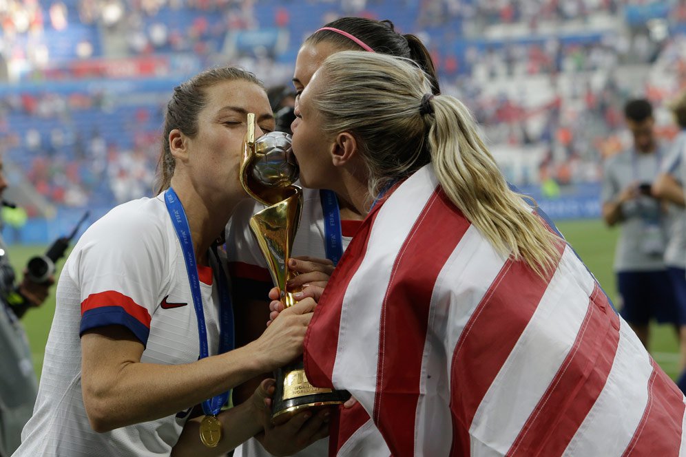 Pemain timnas wanita Amerika Serikat mencium trofi Piala Dunia Wanita 2019. (c) AP Photo