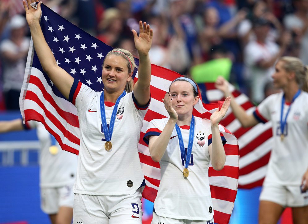 Selebrasi Lindsey Horan (kiri) dan Rose Lavelle usai pertandingan final Piala Dunia Wanita 2019. (c) AP Photo