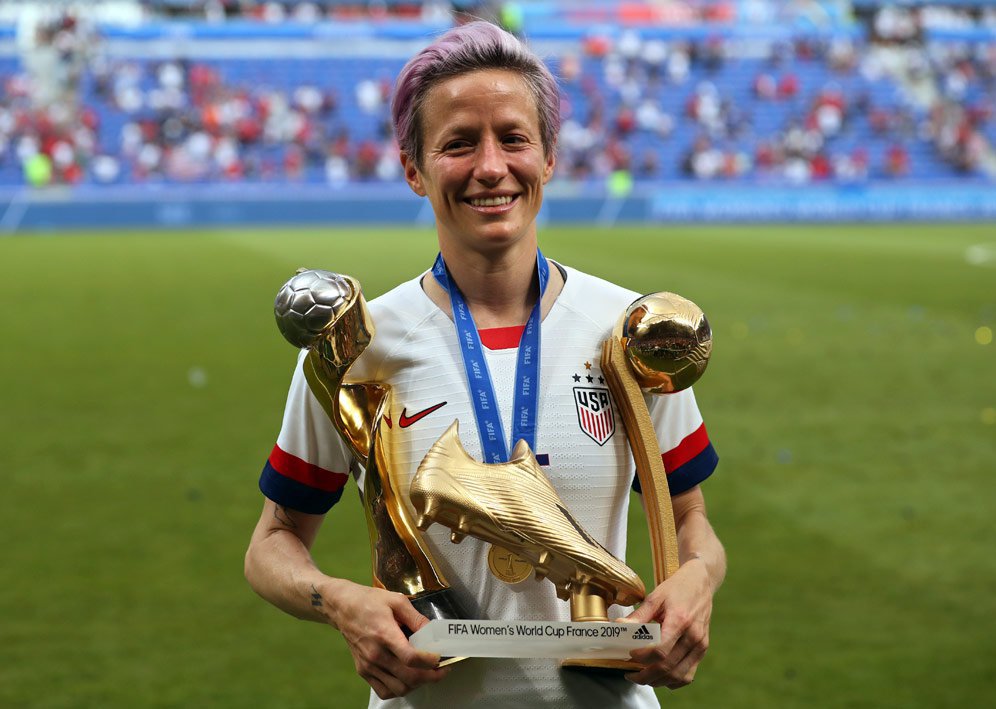 Megan Rapinoe berpose dengan penghargaan individu di Piala Dunia Wanita 2019. (c) AP Photo